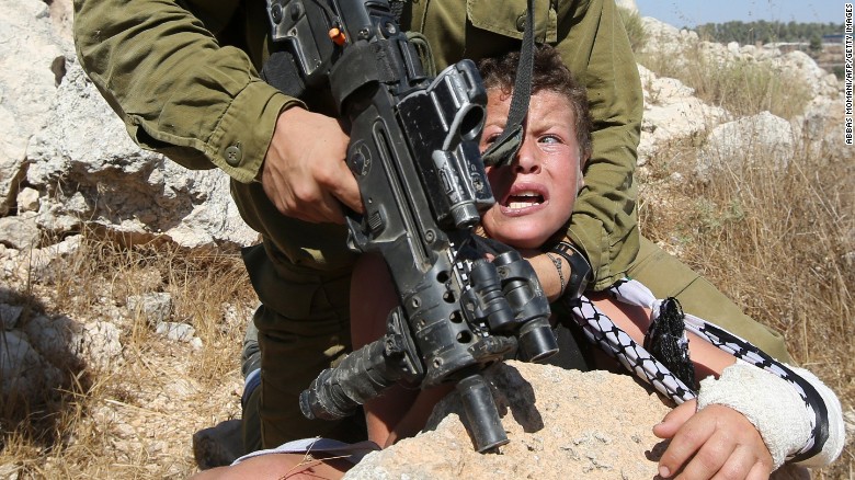 IDF soldier arrests palestinian boy150830073831-01-israeli-soldier-arrests-palestinian-boy-exlarge-169